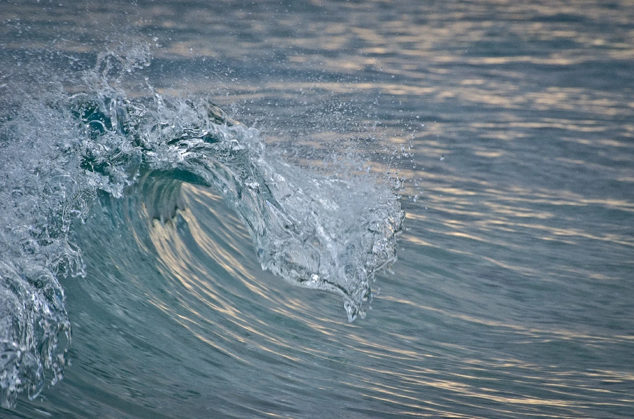 L'attimo di cristallo - Waves runner up by Gianluca Romano, See in the Sea underwater photography contest